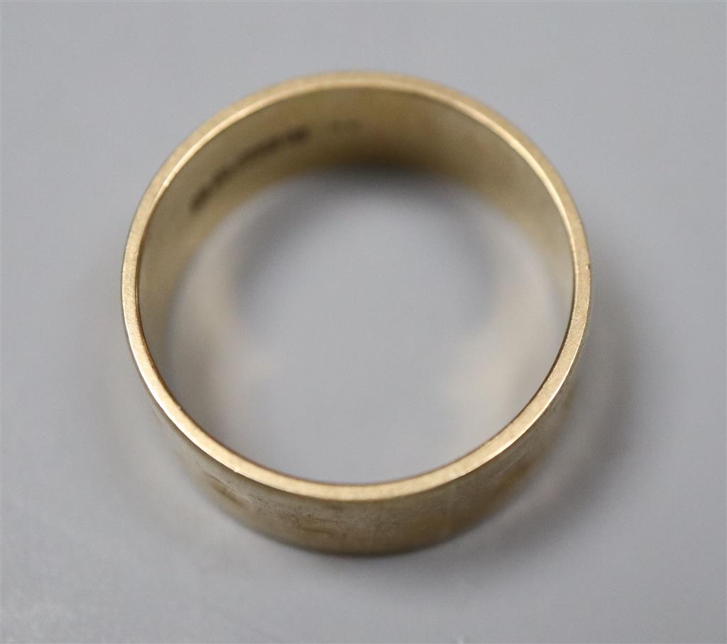 A 9ct gold band (worn), size M,